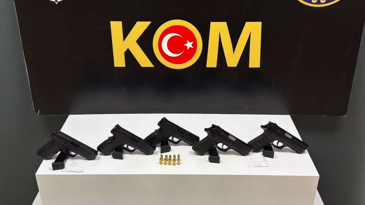 Fethiye’de Silah Operasyonu: Araçta 10 Ruhsatsız Tabanca Ele Geçirildi
