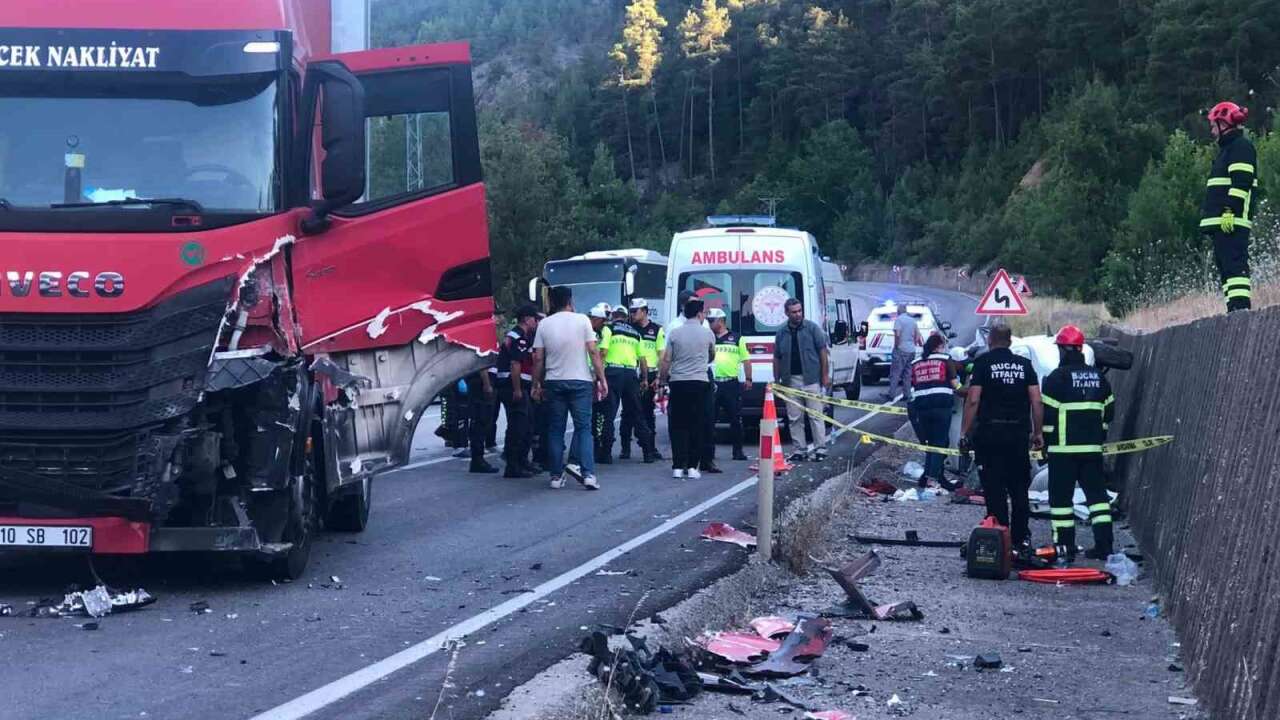 Tır İle Hafif Ticari Araç Çarpıştı: 1 Ölü, 1 Yaralı