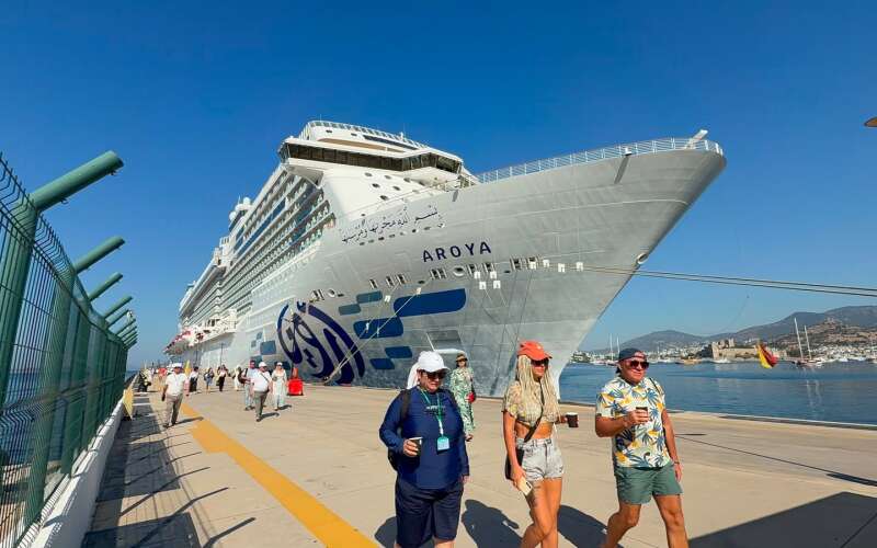 Muğla’da 335 Metrelik “Aroya” Yoğunluğu: Binlerce Yolcu İlçeye Akın Etti