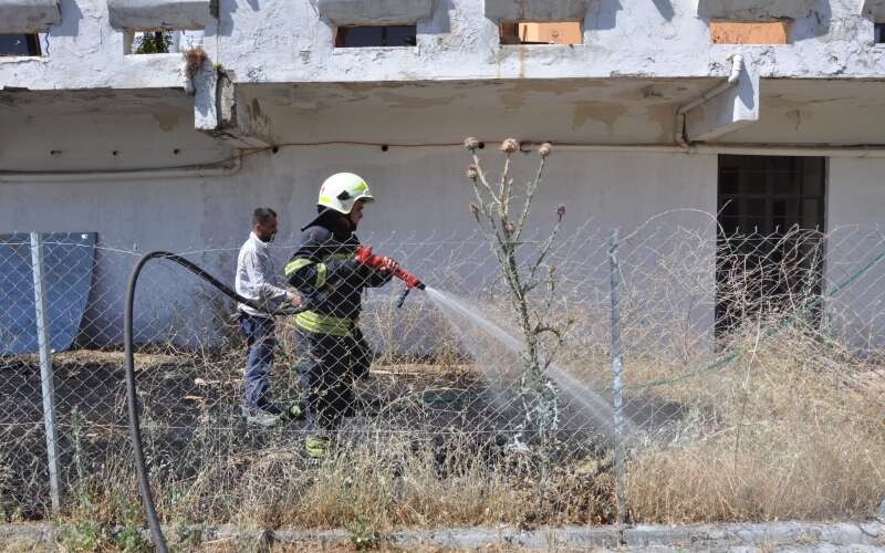 Muğla’da Otel Arkasında Korkutan Ot Yangını: Alevler Büyümeden Söndürüldü