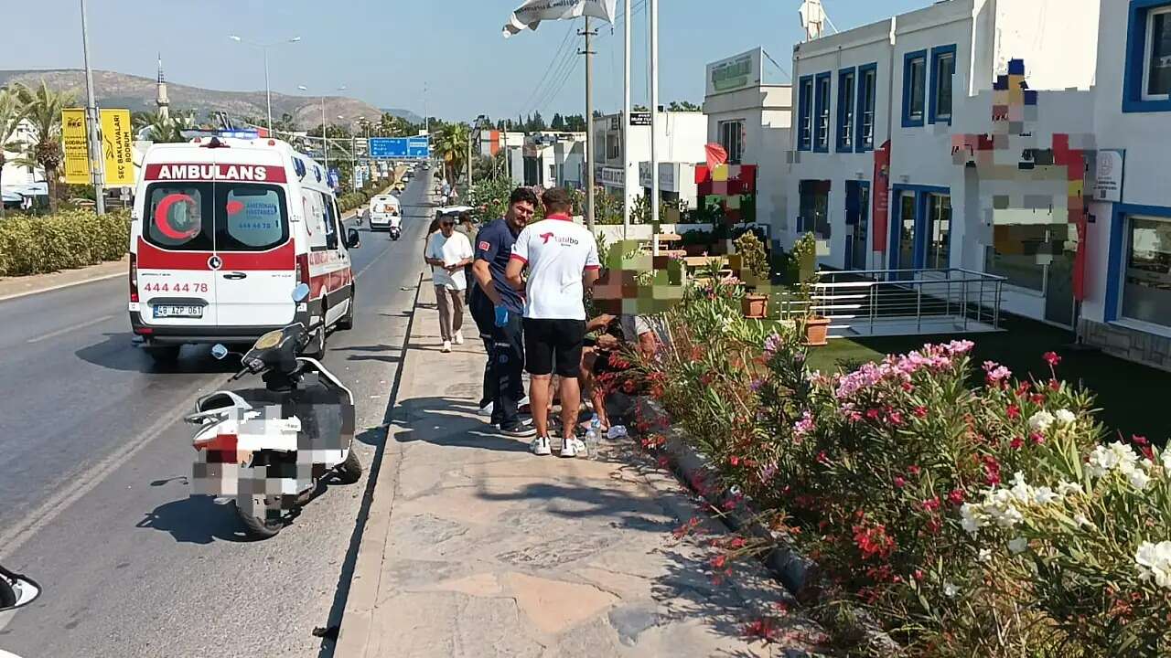 Muğla'da Yayaya Çarpmamak İçin Fren Yapan Motosiklet Devrildi: 2 Kişi Yaralandı