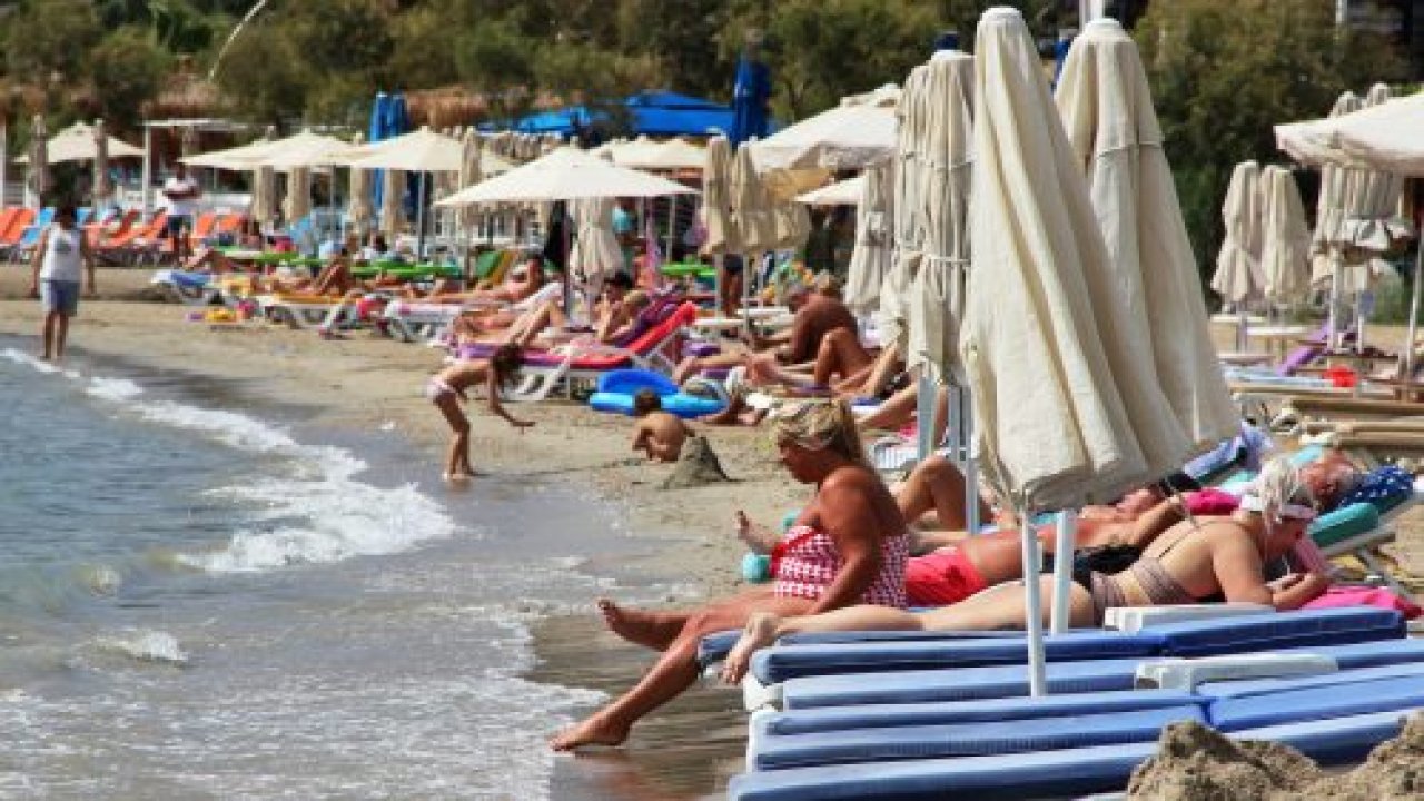 Kasırga Bodrum’u teğet geçti, güneşi gören denize koştu