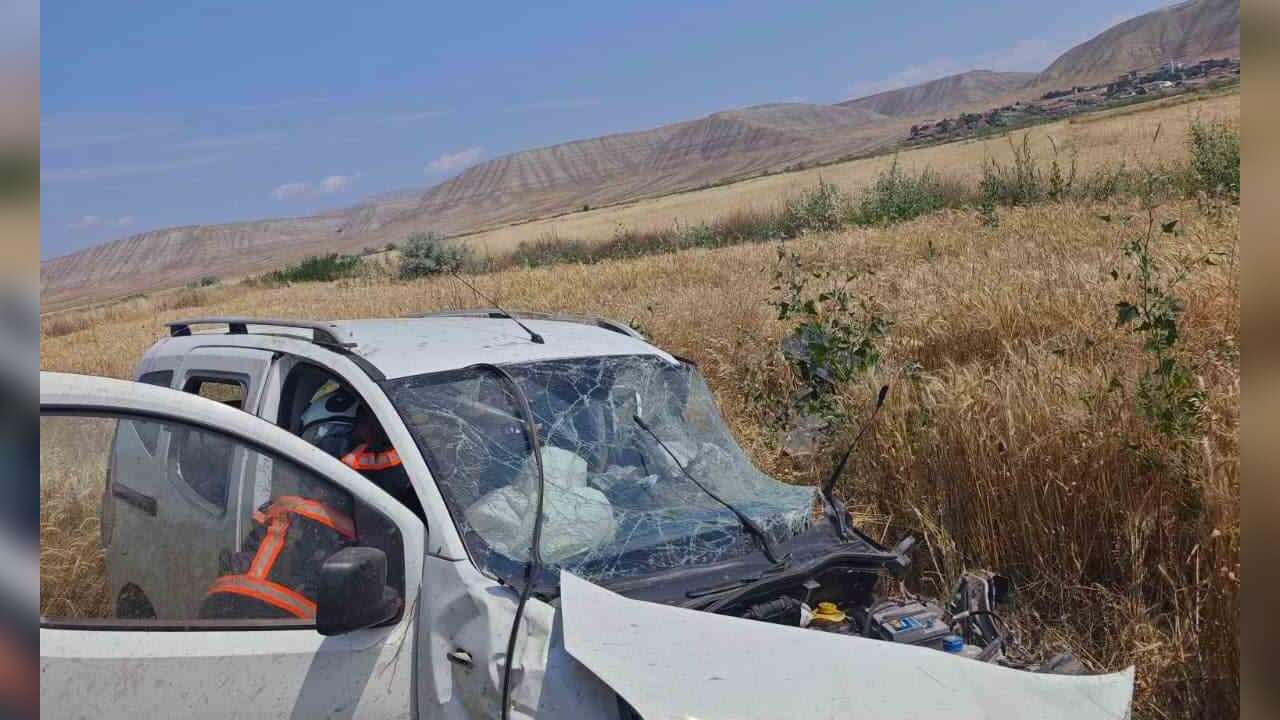 İki Araç Kafa Kafaya Çarpıştı: Biri Çocuk 3 Kişi Hayatını Kaybetti