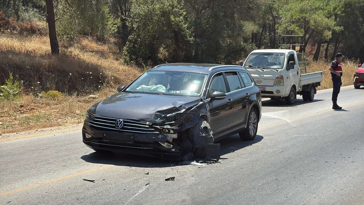 Muğla'da Otomobiller Kafa Kafaya Çarpıştı