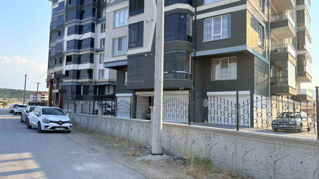 Alzaymır Hastası Kadın 5. Kattan Düşerek Hayatını Kaybetti