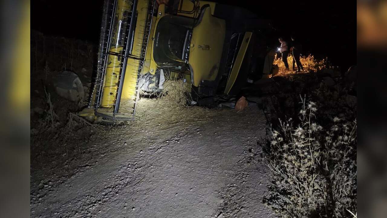 Hasat Sırasında Biçerdöver Devrildi: Sürücü Yaralandı