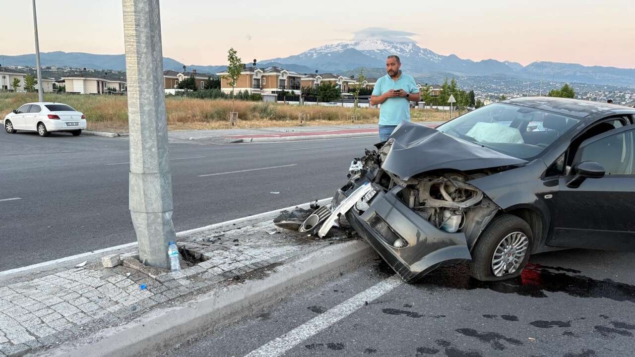 Otomobil Aydınlatma Direğine Çarptı