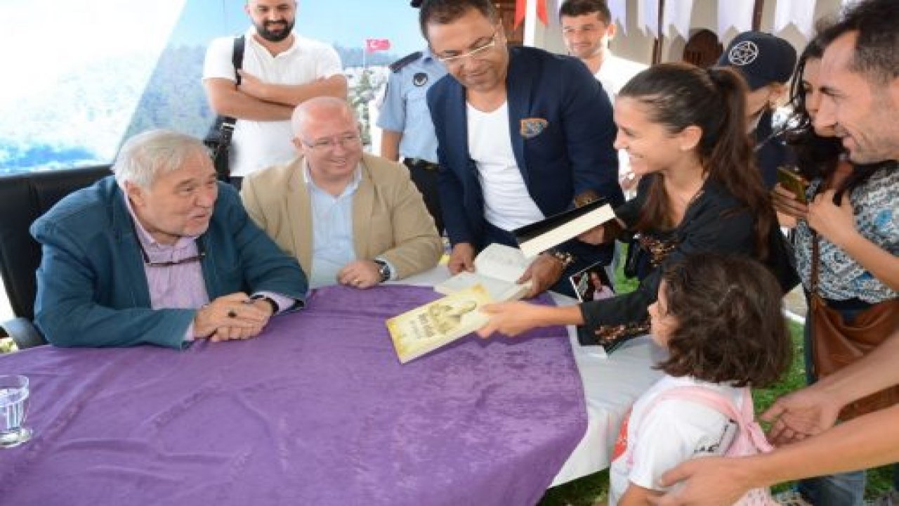 Prof.Dr. İlber Ortaylı Menteşe'de kitaplarını imzaladı