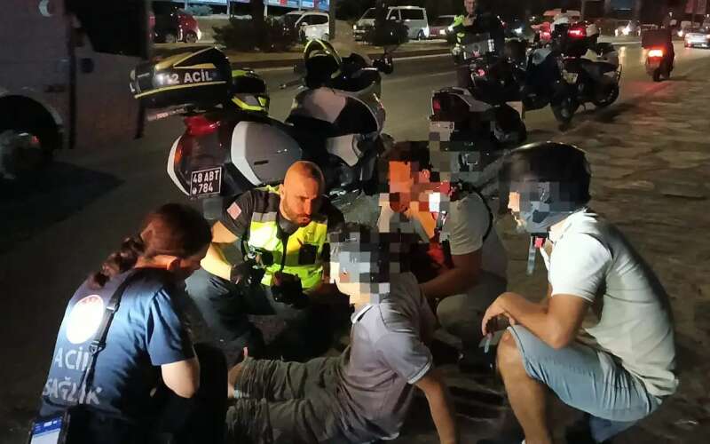 Bodrum'da Kontrolden Çıkan Motosikletli Yaralandı: Kırmızı Işıkta Ani Fren Kazaya Neden Oldu