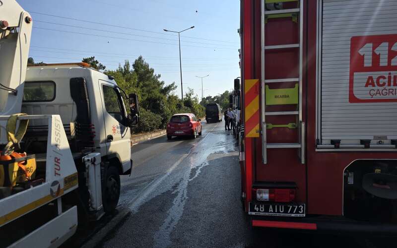 Muğla Girişinde Orta Refüjde Yangın Paniği