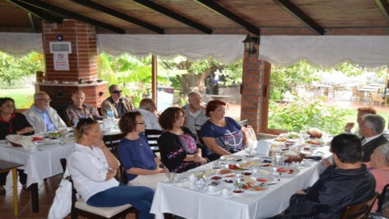 Huzurevi sakinleri kahvaltıda buluştu