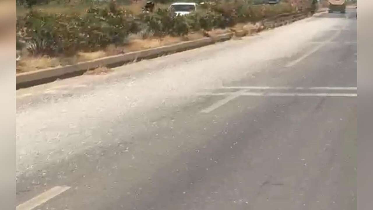 Muğla'da Açık Damperli Kamyon Tehlike Saçtı, Karayoluna Metrelerce Mıcır Döküldü