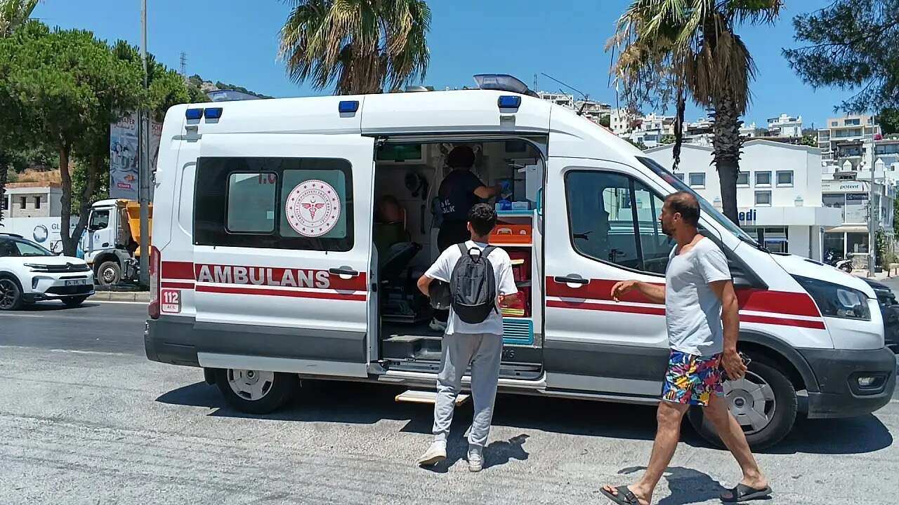 Bodrum'da Motosikletin Çarptığı Yabancı Turist Yaralandı! Yaya Geçidi Tepkisi