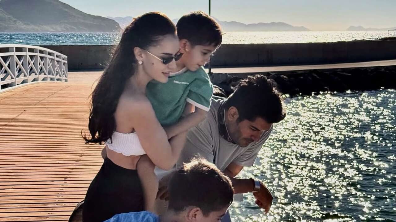 Muğla’da Mutluluk Pozu: Burak Özçivit ve Fahriye Evcen’den Aile Kareleri