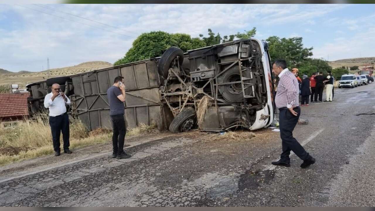 Yolcu Otobüsü Devrildi: 3’ü Ağır 41 Yaralı