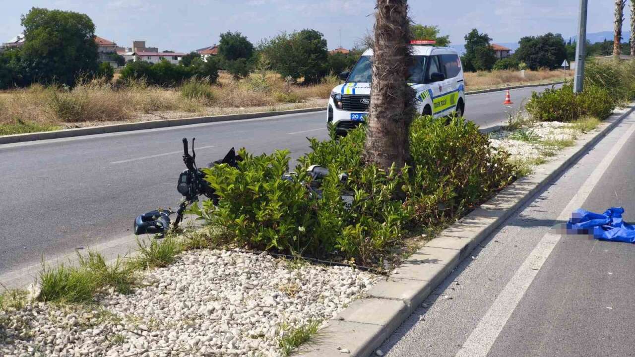 Refüjdeki Ağaca Çarpan Genç Sürücü Yaşamını Yitirdi