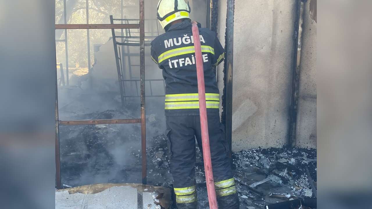 Bodrum'da Depo Yangını: Personel Lojmanındaki Oda Tamamen Yandı