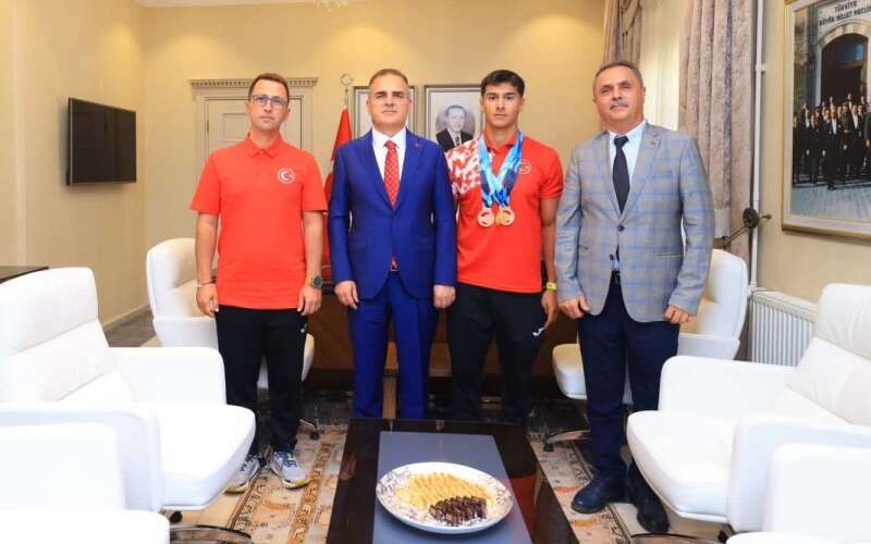 Dünya Şampiyonu Rahmi Kaan Karahan’dan Vali Akbıyık’a Ziyaret