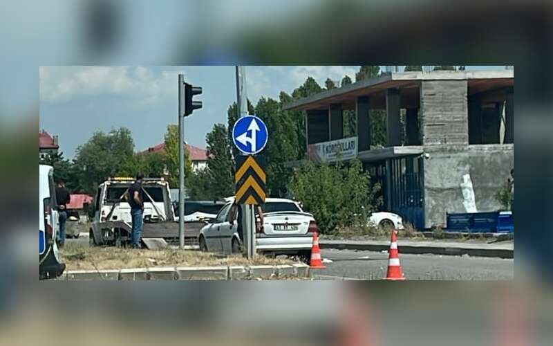 Motosiklet İle Otomobil Çarpıştı: 3 Kişi Yaralandı