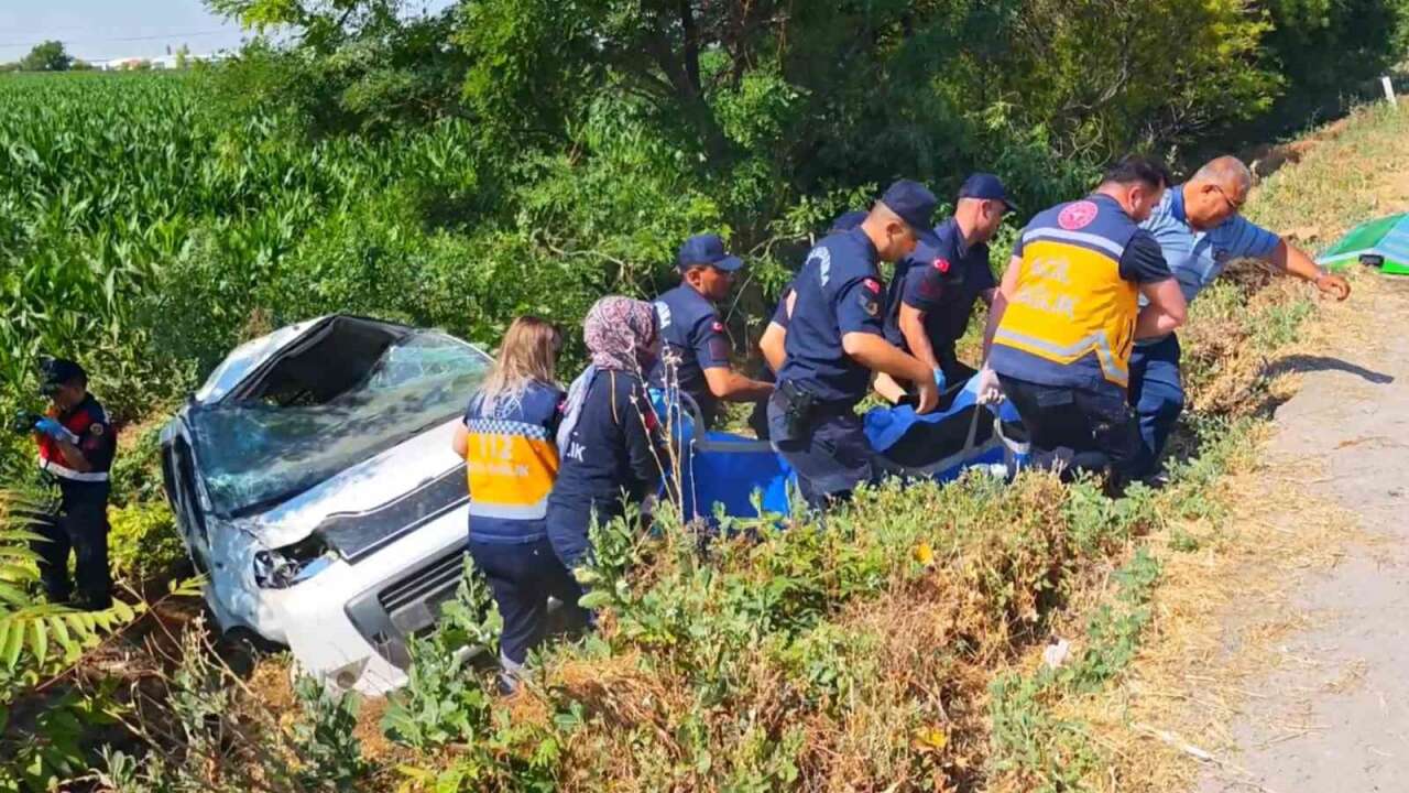 Otomobil Şarampole Devrildi, Aynı Aileden 3 Kişi Hayatını Kaybetti