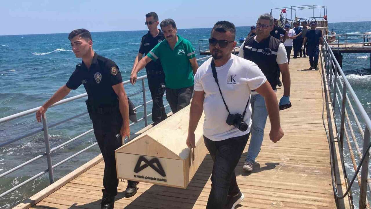 Gezi Teknesindekiler Fark Etti: Denizde Ceset Bulundu