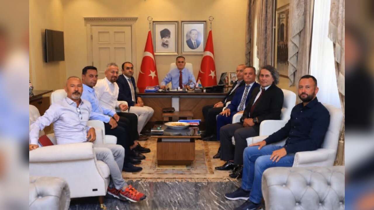 Muğla Valisi Akbıyık, Ölüdeniz Yamaç Paraşütü Sektörü Temsilcileriyle Bir Araya Geldi