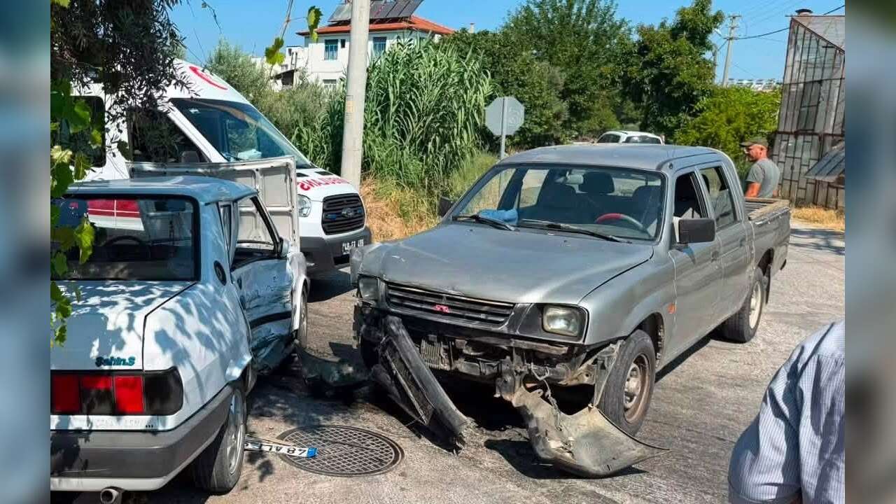 Muğla’da Trafik Kazası: Kamyonet ile Otomobil Çarpıştı