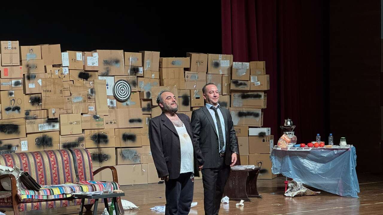 Hayalhane Tiyatrosu’nun “Mutlak Başkan” Oyunu Muğla’da Büyük İlgi Gördü