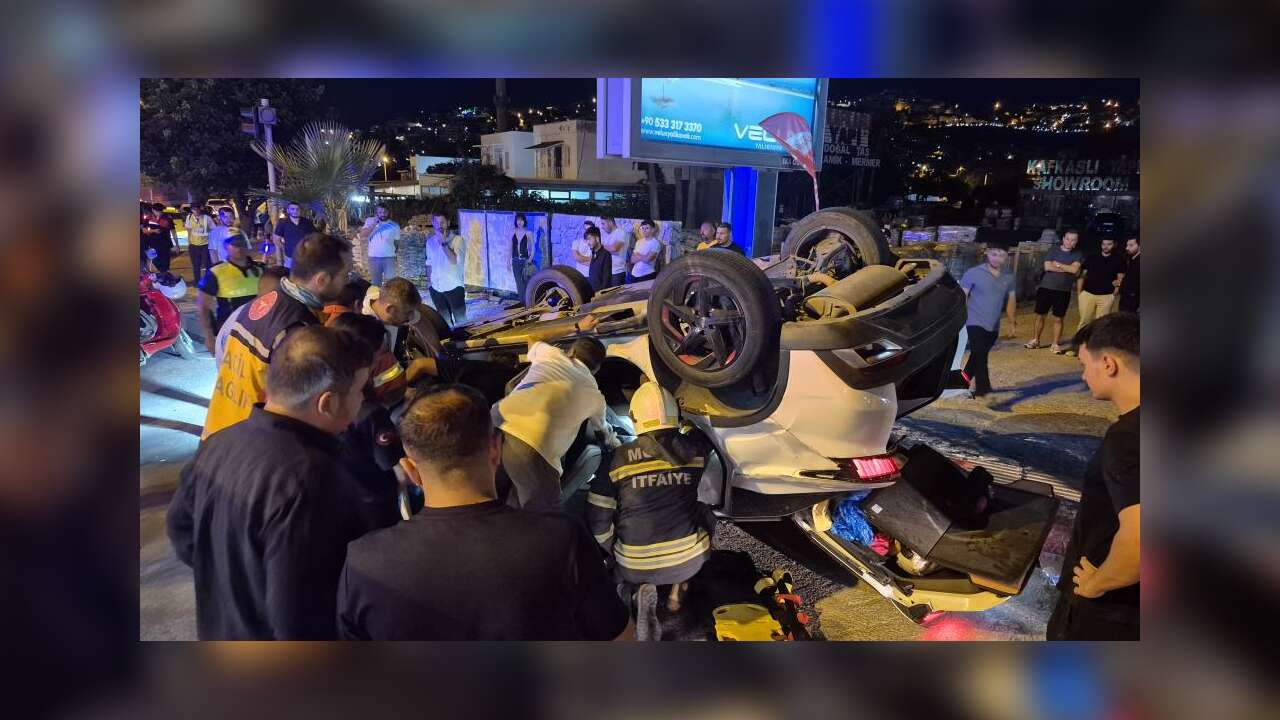 Bodrum’da Kavşakta Çarpışan Otomobillerden Biri Devrildi: 1 Yaralı