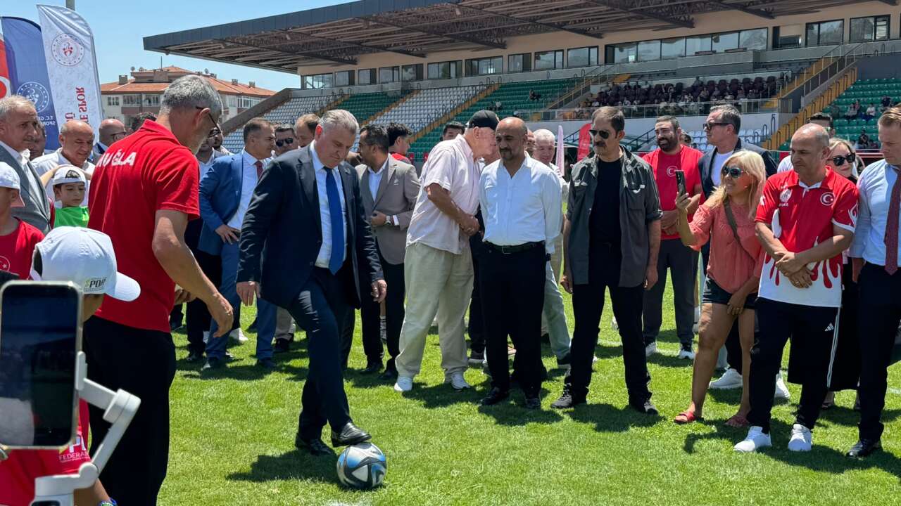 Muğla'da Bakan Osman Aşkın Bak'tan Gençlerle Futbol Keyfi: Atatürk Stadyumu'nda Gol Yağmuru