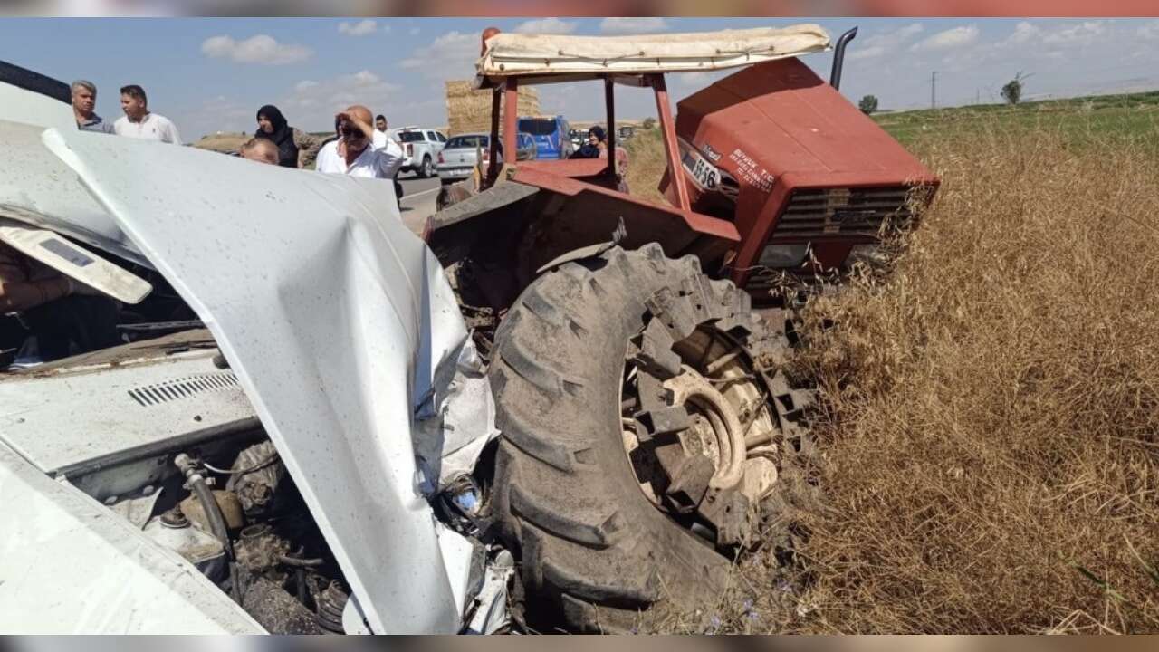 Park Halindeki Traktöre Çarpan Otomobilde 3 Kişi Hayatını Kaybetti