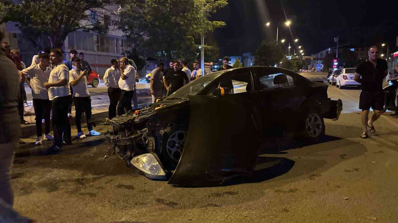 Savrulan Otomobil Aydınlatma Direğine Çarptı, 3 Kişi Yaralandı