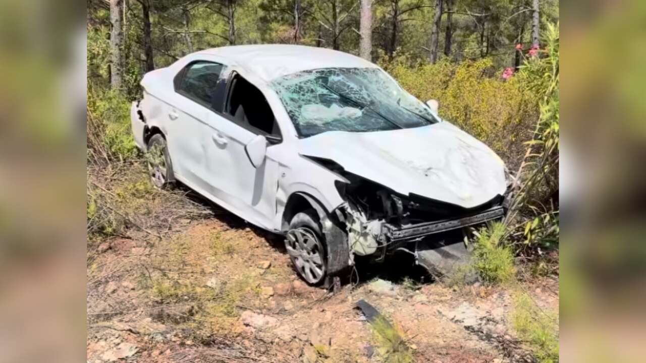 Muğla Havalimanı Yolunda Kaza: Otomobil Şarampole Savruldu