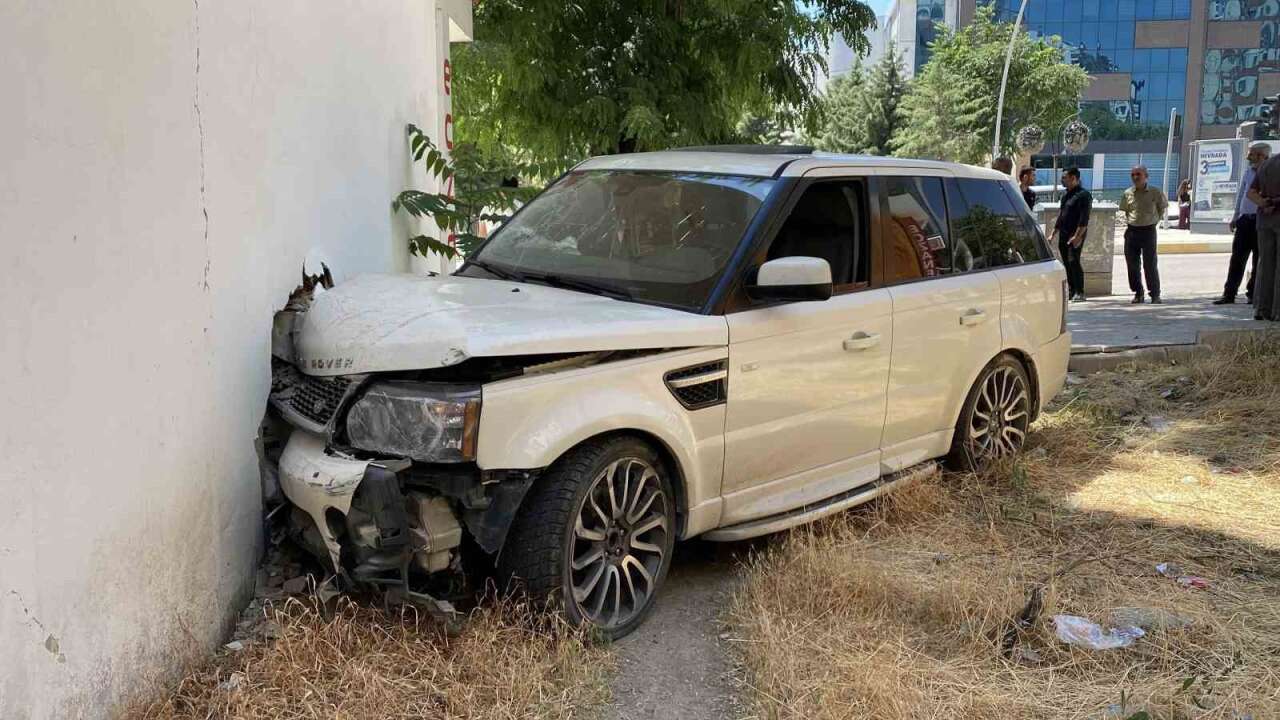 Direksiyon Hakimiyetini Kaybetti Cip Yayaya Çarptı: 1'i Ağır 2 Yaralı