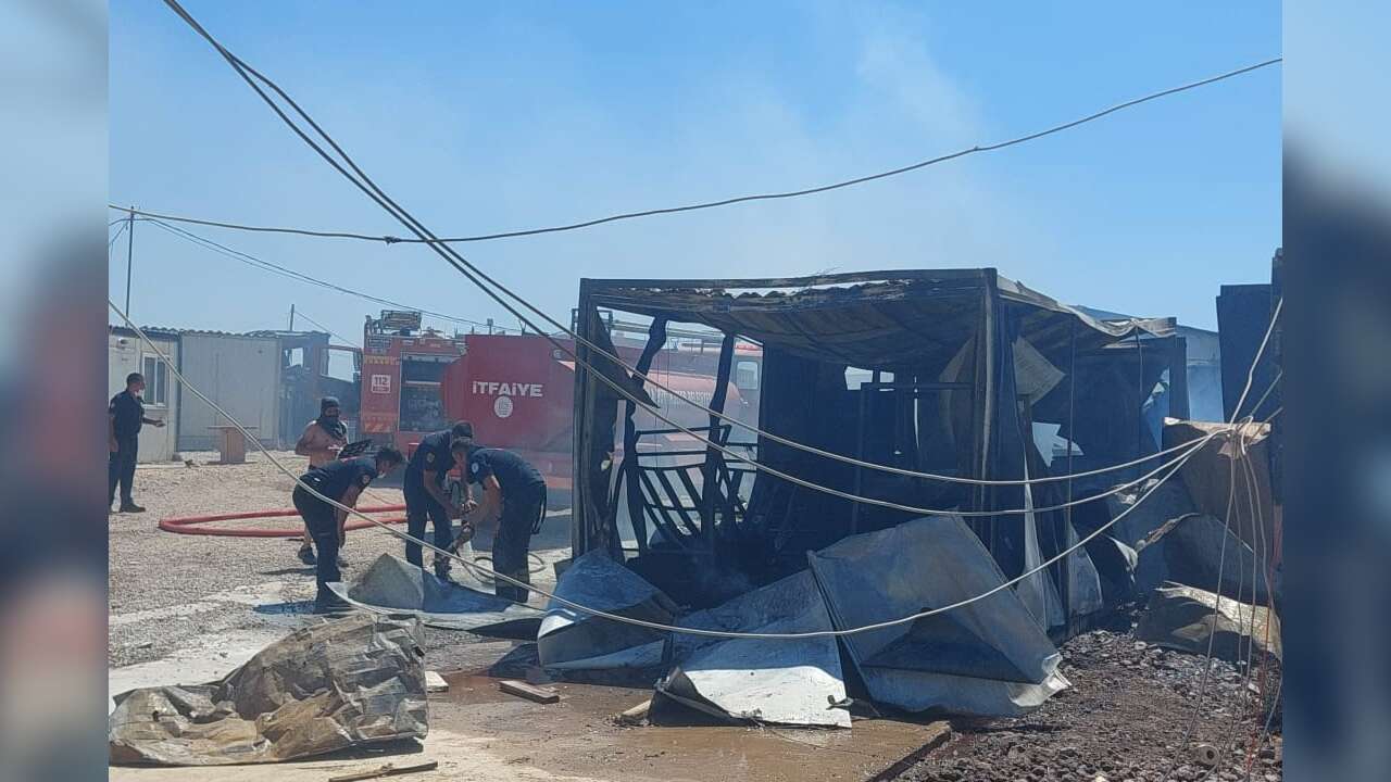 Muğla'da Konteyner Yangınında Tüp Patladı, Alevler Makiliğe Yayıldı