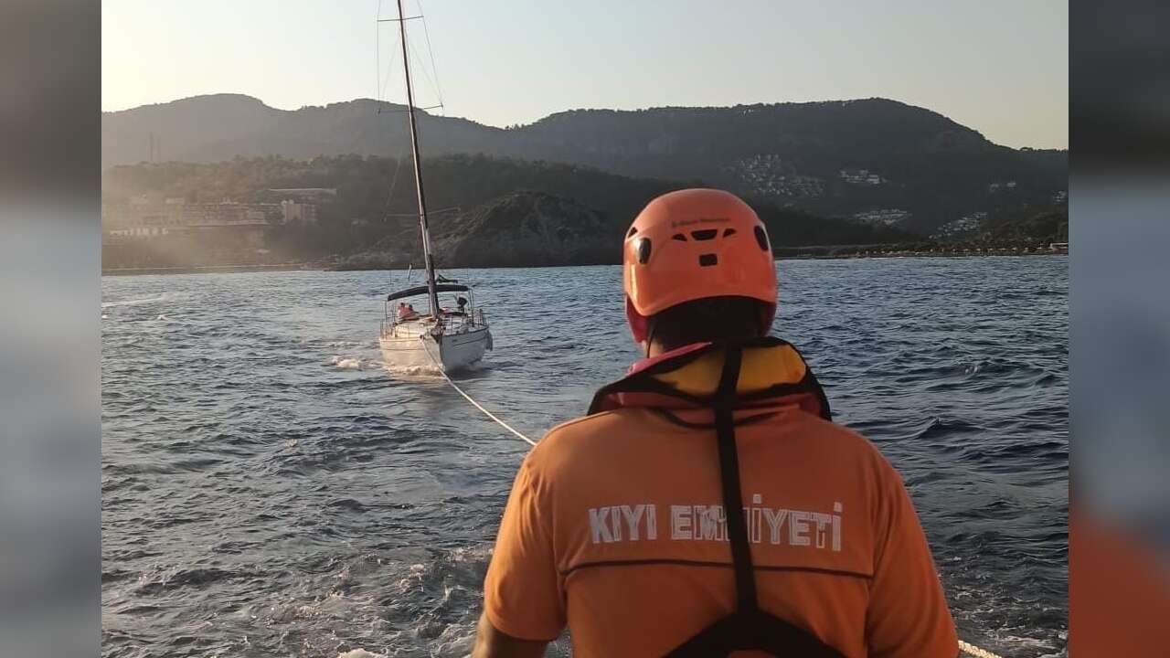 Muğla Sarıgerme Açıklarında Arızalanan Teknedeki 3 Kişi Kıyı Emniyeti Ekiplerince Kurtarıldı