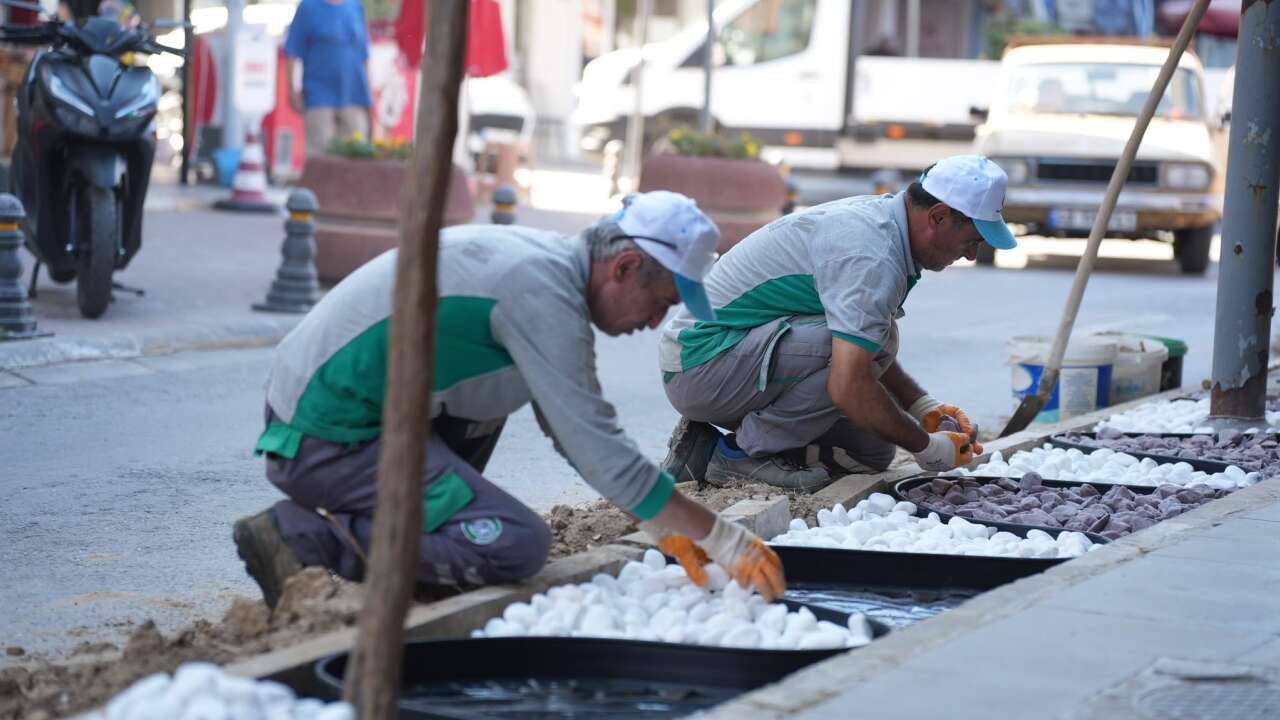 Yatağan’da Cumhuriyet Caddesi Yenileniyor: Kuru Peyzaj Çalışmaları Sürüyor