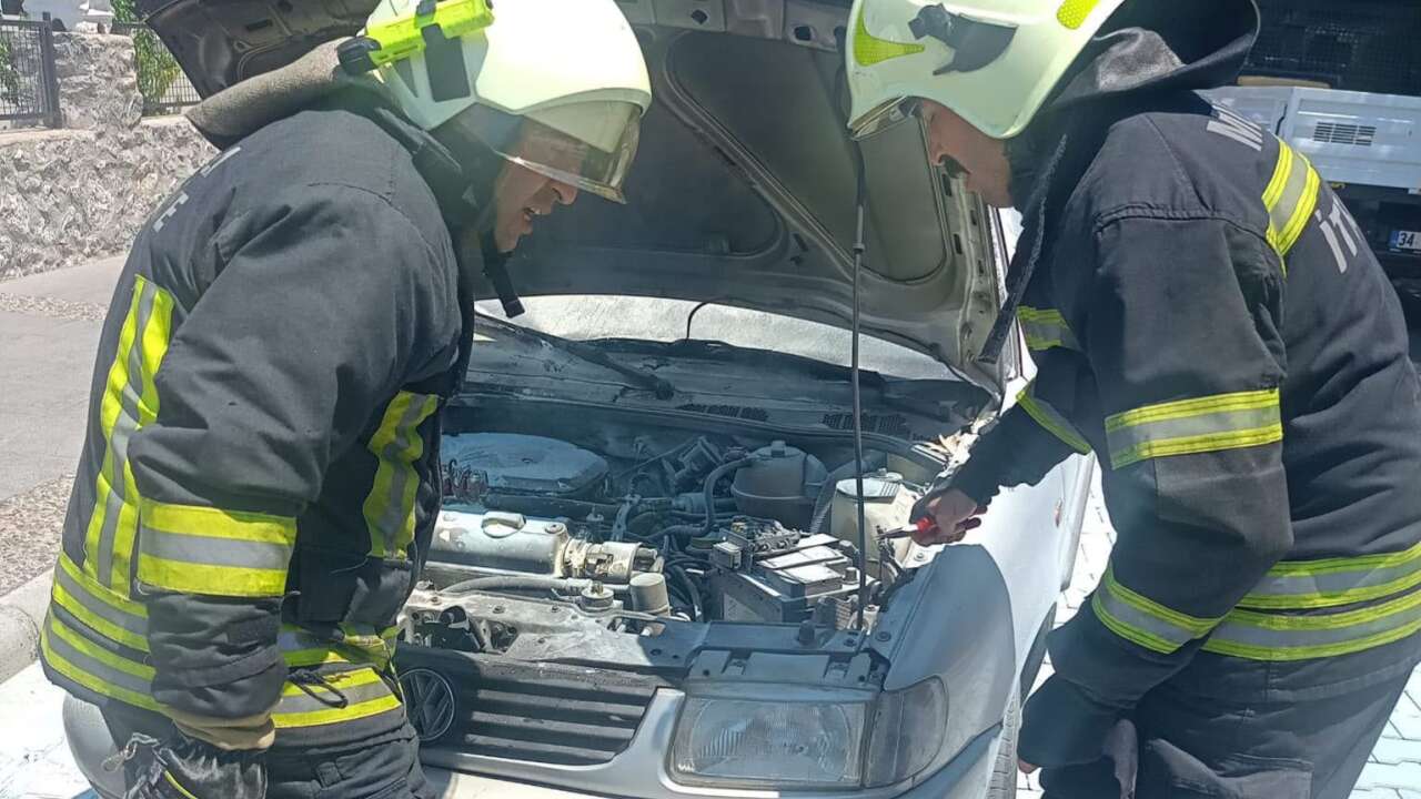 Muğla'da Seyir Halindeki Araçta Yangın: Motor Bölümü Kısmen Zarar Gördü