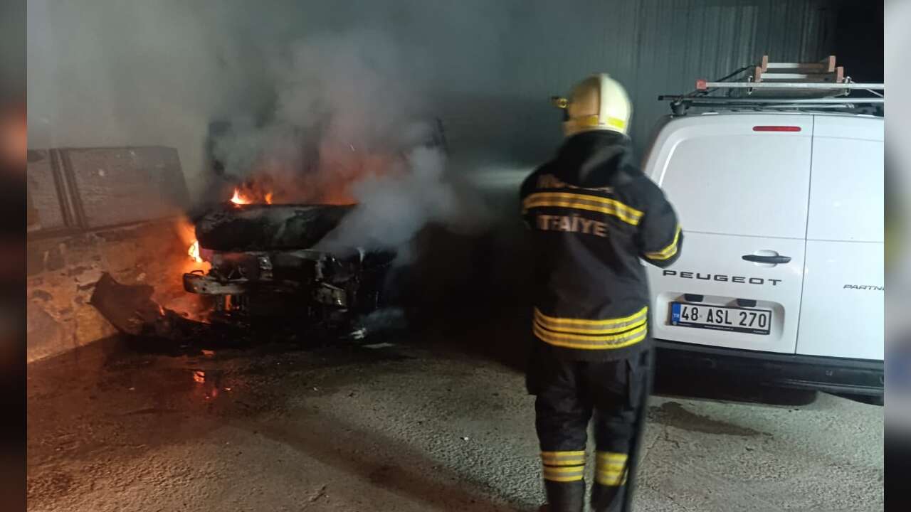 Muğla’da Park Halindeki Hafif Ticari Araç Alevlere Teslim Oldu