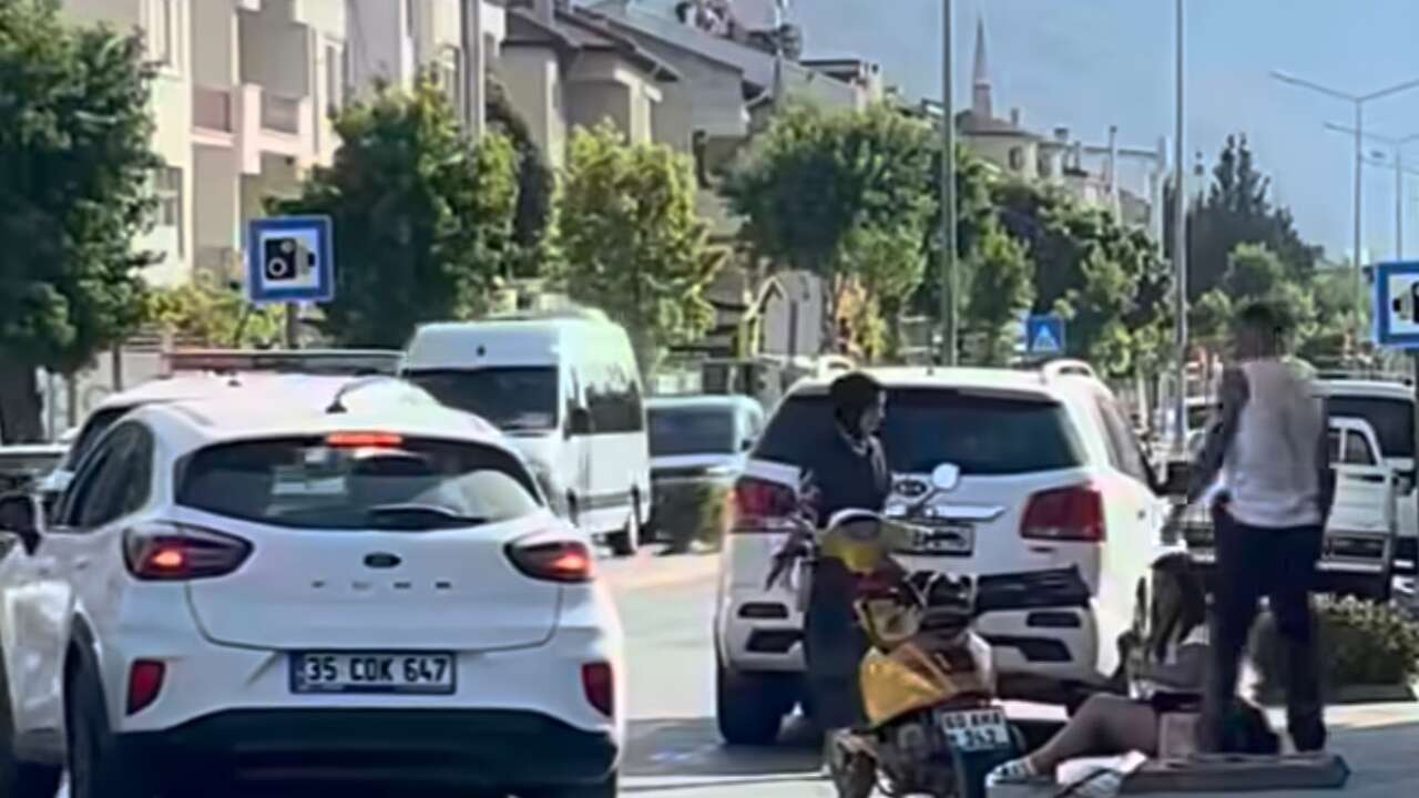 Muğla’da Trafik Polisi Aracına Çarpan Kadın Yola Savruldu