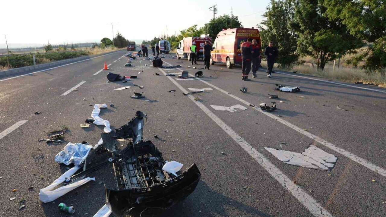 Refüje Çarpıp Takla Attı:3 Ölü, 1 Yaralı