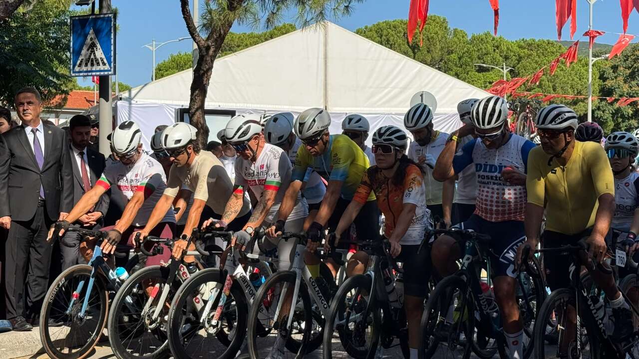 Muğla'da 15 Temmuz Şehitleri Bisiklet Yol Yarışının Startını Vali Akbıyık Verdi