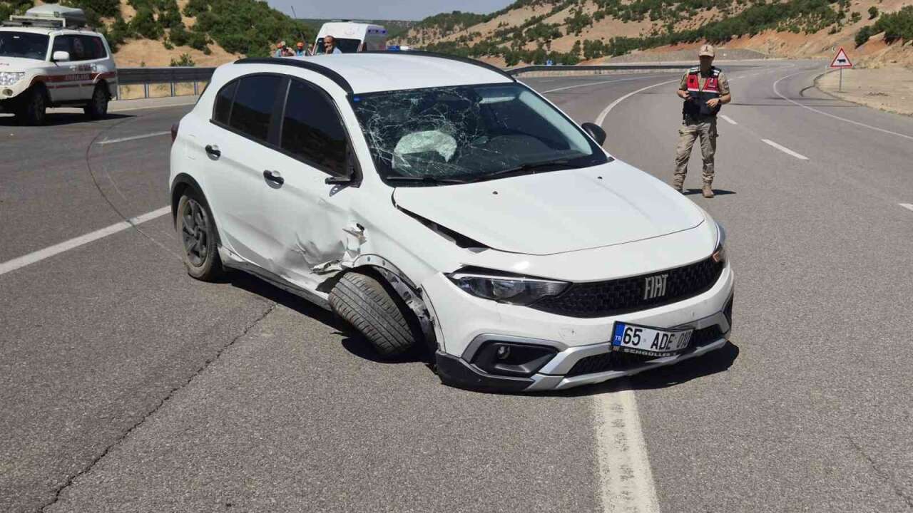 Kontrolden Çıkan Otomobil Bariyerlere Çarptı: 4 Kişi Yaralandı
