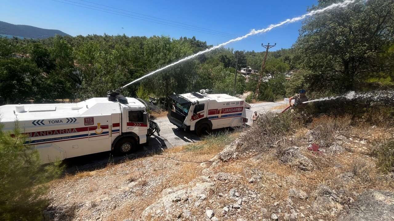 Muğla'da Yangınla Mücadele Sürüyor: Jandarma Ekipleri TOMA'larla Destek Veriyor