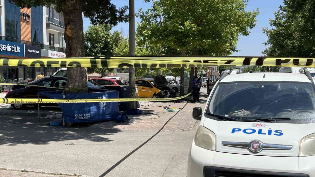 Ticari Taksi Kaldırımda Yürüyen Anne İle Kızına çarptı: 2 Ölü, 1 Yaralı