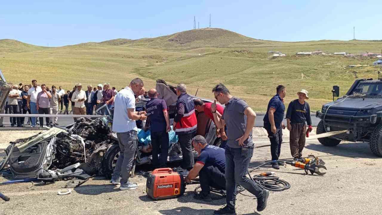 Yürek Burkan Kaza: Kamyonla Otomobil Çarpıştı 2 Ölü, 1 Yaralı