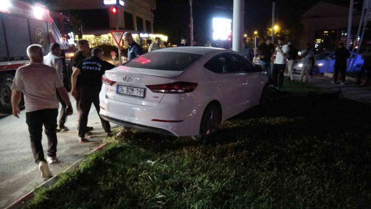 Direğine Çarpan Sürücü, Ambulansa Bindikten Sonra Firar Etti