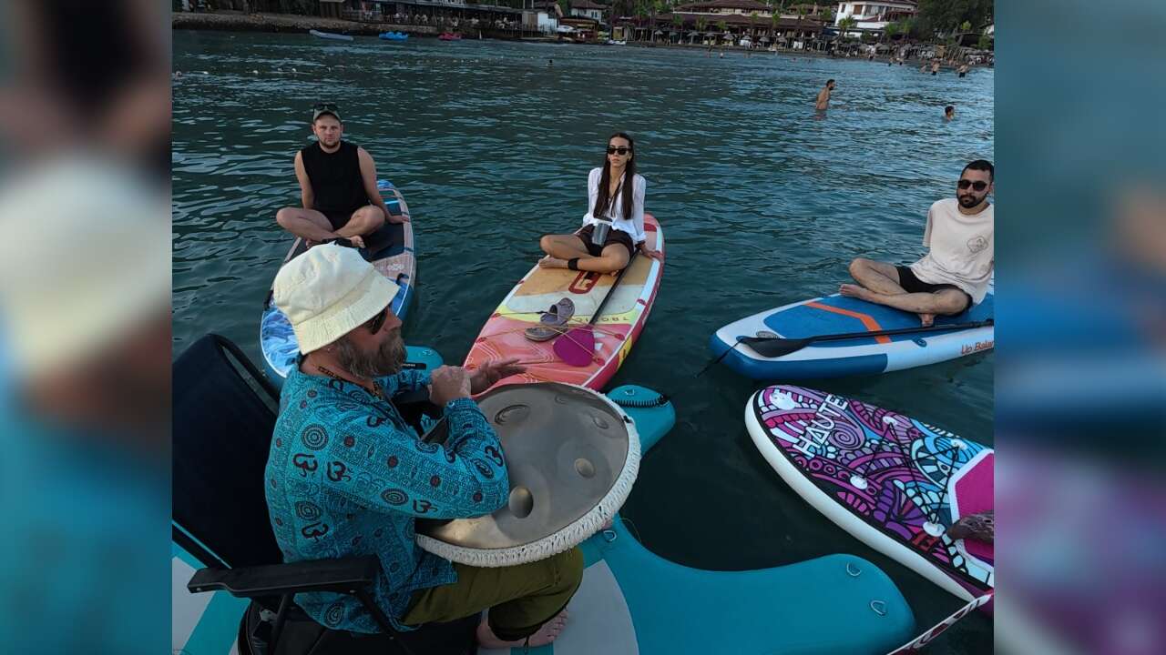 Akyaka'da Spor ve Sanat Aynı Suda Buluştu: Handpan Eşliğinde SUP Etkinliği İlgi Gördü