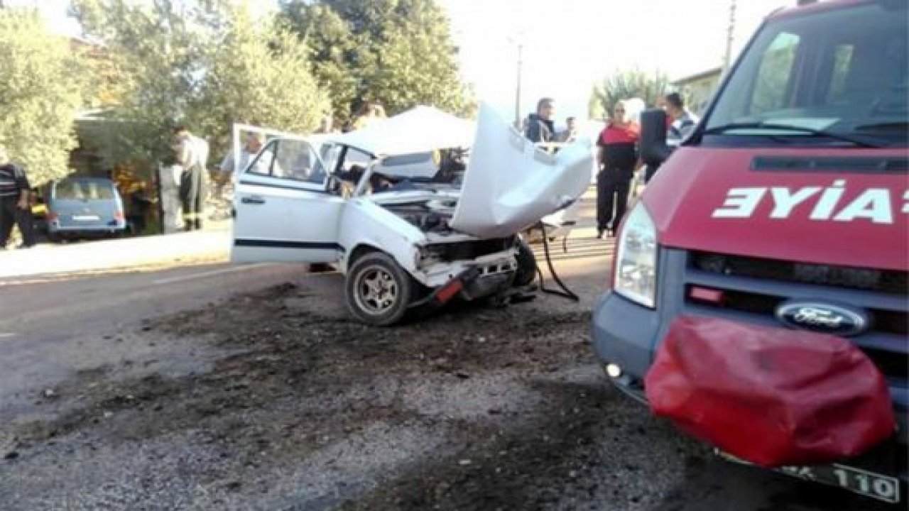 Otomobil elektrik direğine çarptı