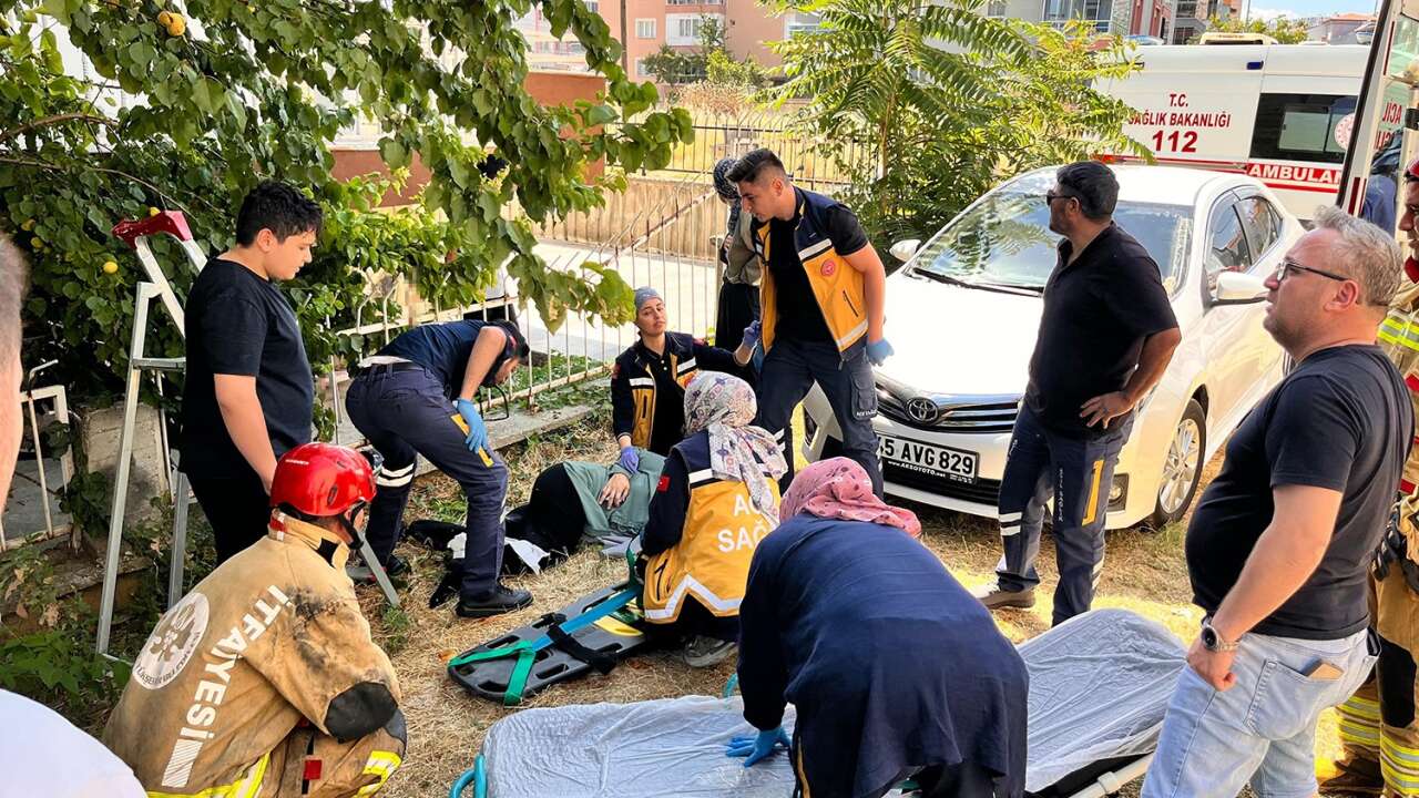 Kayısı Toplarken Korkunç Kaza: Düştü, Demir Korkuluk Bacağına Saplandı